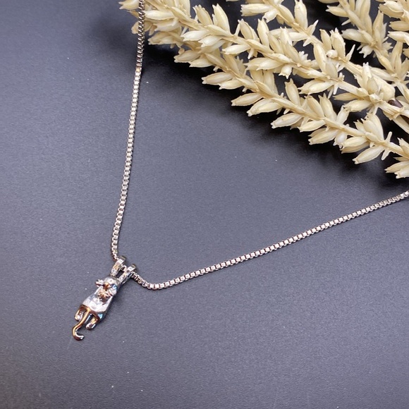 Hang On Kitty Necklace - Picture 3 of 3